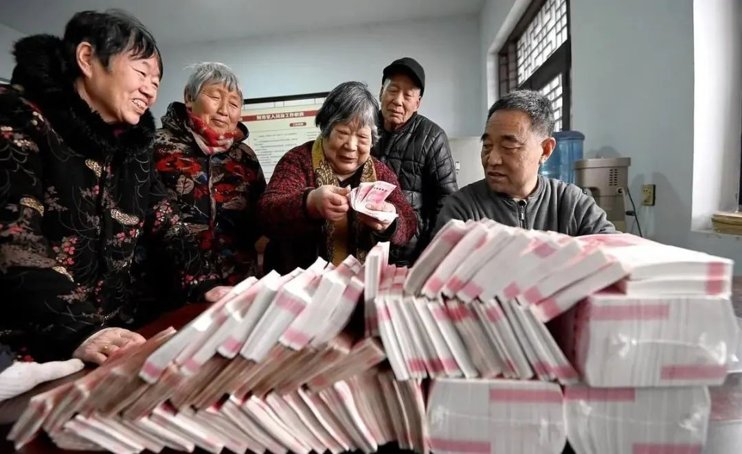 开云体育官网-2026养老金“22连涨”稳了!工龄满40年,挂钩调整更吃香吗?