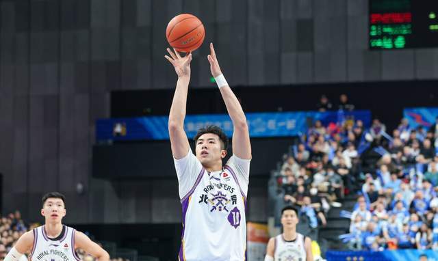 开云体育官网-轰21+15又砍27+11!争议内线打成北控第一核心,闵鹿蕾没看错人