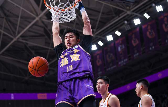 开云体育官网-轰21+15又砍27+11!争议内线打成北控第一核心,闵鹿蕾没看错人