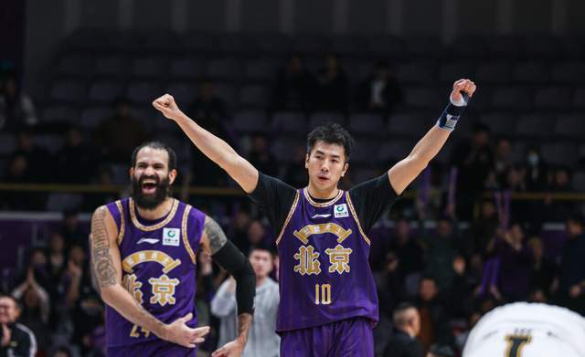 开云体育官网-轰21+15又砍27+11!争议内线打成北控第一核心,闵鹿蕾没看错人